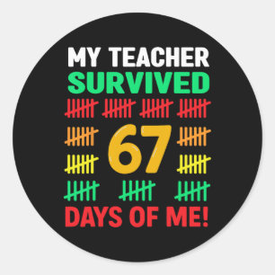 Sticker Rond Mon professeur a survécu 67 jours d'école drôle 6-