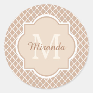 Sticker Rond Monoggramme de Quatrefoil Preppy Tan avec nom