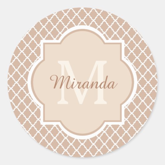 Sticker Rond Monoggramme de Quatrefoil Preppy Tan avec nom (Devant)