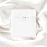 Sticker Rond Monogramme beige Mariage élégant<br><div class="desc">Ajoutez une touche d’élégance aux détails de votre mariage avec cet autocollant personnalisé avec le monogramme du couple au centre, créant un point focal raffiné. Le texte est magnifiquement rendu dans une police serif élégante, offrant un design intemporel et sophistiqué. Idéal pour sceller des invitations de mariage, des faveurs ou...</div>