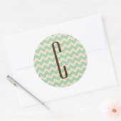 Sticker Rond Monogramme Brown sur Motif Turquoise Green Chevron (Enveloppe)