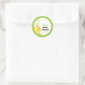 Sticker Rond Monogramme de Baby shower de banane joyeux (Sac)