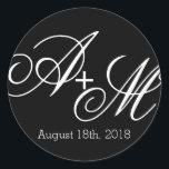 Sticker Rond Monogramme de bord moderne<br><div class="desc">Cet autocollant fait partie du Mariage de Monogramme de bord moderne Collecte avec un style audacieux mais simple. Modifiez les initiales du monogramme avec les initiales du marié et du marié et insérez votre date de mariage ou tout autre texte à la place du texte figurant dans le modèle de...</div>