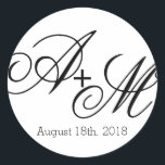 Sticker Rond Monogramme de bord moderne<br><div class="desc">Cet autocollant fait partie du Mariage de Monogramme de bord moderne Collecte avec un style audacieux mais simple. Modifiez les initiales du monogramme avec les initiales du marié et du marié et insérez votre date de mariage ou tout autre texte à la place du texte figurant dans le modèle de...</div>