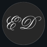 Sticker Rond Monogramme de calligraphie classique minimaliste n<br><div class="desc">Script classique élégant de calligraphie noir et blanc avec autocollant mariage minimaliste de style simple et personnalisé. Ce produit peut être facilement personnalisé. Si vous avez besoin d'aide pour la personnalisation du produit ou si vous avez besoin de produits correspondants,  veuillez me contacter via Zazzle.</div>