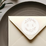 Sticker Rond Monogramme de Mariage de couronne rose rustique<br><div class="desc">Autocollants monogrammes mariage botanique sur mesure avec élégante couronne rose rose poussiéreuse avec initiales du couple et date mariage sur arrière - plan de couleur beige blanc neutre. Parfait pour le mariage,  sauvez les dates,  enveloppes,  emballages de mariage et plus encore.</div>