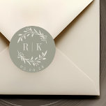 Sticker Rond Monogramme de Mariage de germes de bois rustique<br><div class="desc">Autocollants monogrammes de mariage botanique sur mesure avec élégante couronne beige blanche avec initiales du couple et date mariage sur arrière - plan couleur sauge. Parfait pour le mariage,  sauvez les dates,  enveloppes,  emballages de mariage et plus encore.</div>