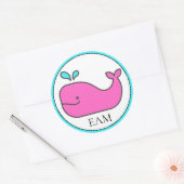 Sticker Rond Monogramme de Preppy Nautical Pink et Aqua Whale (Enveloppe)