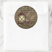 Sticker Rond Monogramme d'hiver rustique de lanterne et de pin (Sac)