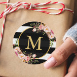 Sticker Rond Monogramme d'or avec déco florale à rayures blanch<br><div class="desc">Monogramme or avec Sticker à Décor Floral Gratté Blanc Noir. (1) Pour plus de personnalisation,  cliquez sur le lien "customiser plus loin" et utilisez notre outil de conception pour modifier ce modèle. (2) Si vous avez besoin d'aide ou d'articles correspondants,  veuillez me contacter.</div>