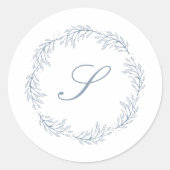 Sticker Rond Monogramme Dusty Blue Wreath Classic Script Mariag (Devant)
