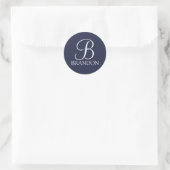 Sticker Rond Monogramme et nom de script personnalisé bleu mari (Sac)