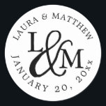 Sticker Rond Monogramme Mariage blanc<br><div class="desc">Les initiales de votre mariage ont été travaillées dans un monogramme,  jointes par un ornement de script décoratif. Vos noms et votre date de mariage apparaissent en lettres blanches,  courbées autour de l'extérieur.</div>