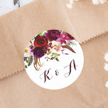 Sticker Rond Monogramme Mariage d'automne floral de Bohême<br><div class="desc">Monogramme Mariage de style bohème avec aquarelle illustrant des pivoines bordeaux,  rouges et roses et des roses avec accent plumes. C'est parfait pour l'automne | événements d'automne et d'hiver. Des articles correspondants sont également disponibles.</div>