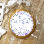 Sticker Rond Monogramme Mariage de couronne bleu violet et bleu<br><div class="desc">Autocollant monogramme mariage avec couronne rose violet et bleu clair est polyvalent pour lavande, lilas et bleu clair mariage couleurs. Affiche magnifiquement sur les macarons plats, les biscuits et les gâteaux de riz aux céréales. Le monogramme de Couple est facile à modifier. Un plateau de courtoisie personnalisé est une option...</div>