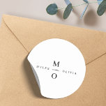 Sticker Rond Monogramme mariage Élégant Minimaliste Blanc Simpl<br><div class="desc">Un design minimaliste de mariage monogramme avec une typographie élégante en noir sur un arrière - plan blanc simple. Le texte peut facilement être personnalisé pour votre journée spéciale!</div>