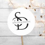 Sticker Rond Monogramme Mariage Simple Personnalisé Avec Nom<br><div class="desc">Ajoutez une touche personnalisée à votre mariage avec le Monogramme Mariage Simple Personnalisé Avec le Sticker Rond Classic Nom. Ces autocollants de nom monogramme de mariage personnalisés sont parfaits pour sceller des enveloppes, ajouter du flair aux faveurs de mariage, ou améliorer votre papeterie mariage. Avec un monogramme simple mais élégant...</div>
