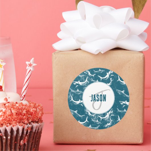 Sticker Rond Monogramme Motif de requins bleus en détresse (Fête)