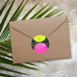 Sticker Rond Monogramme Neon Arches Tropical Palm Leaf Mariage<br><div class="desc">arcs jaune néon et rose sur l'arrière - plan en feuille de palme foncé avec monogramme en illustration en feuille de palme d'art noir et blanc.</div>