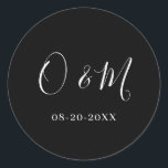 Sticker Rond Monogramme noir minimaliste élégant Mariage classi<br><div class="desc">Personnalisez facilement en remplaçant chaque info. Vérifiez l'aperçu avant d'ajouter au panier. Affichez le lien de collection sur cette page pour voir tous les éléments correspondants dans cette conception.</div>