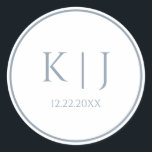 Sticker Rond Monogrammes Dusty Blue Elegant minimaliste Mariage<br><div class="desc">Imprimé avec des initiales monogrammes pour les couples en couleur bleu-poussiéreux sur mesure,  idéal pour les mariages,  les fiançailles,  les anniversaires etc (que vous pouvez modifier,  modifier et personnaliser) dans un design simple et élégant!</div>