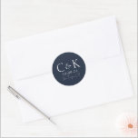 Sticker Rond Monogrammes Initiales Mariage bleu marine<br><div class="desc">Ces étiquettes autocollants de mariage personnalisés ont un design simple et moderne. Deux exemples d'initiales de monogramme sont représentés au centre,  suivis d'une date et d'un emplacement mariages. L'arrière - plan est décorée dans une élégante couleur bleu marine foncé.</div>