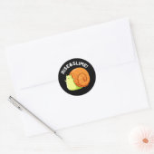 Sticker Rond Monter Et Slime Funky Snail Pun Dark BG (Enveloppe)