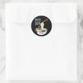 Sticker Rond Moo-don Funny Udon Pun Fond sombre (Sac)