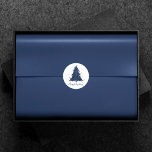 Sticker Rond Moody Joyeux Noël | Classy Dark Navy Blue Tree<br><div class="desc">C'est la saison pour décorer et divertir ! Moderne, sombre et moody abstrait arbre de vacances et "Joyeux Noël" écrit à la main dans une palette riche et luxueuse. Cet élégant design festif est orné d'un sapin de Noël brillant et fantaisiste avec une plaque de peinture frisonnante rehaussée d'une parties...</div>