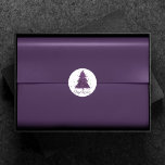Sticker Rond Moody Joyeux Noël | Plum profond violet personnali<br><div class="desc">C'est la saison pour décorer et divertir ! Moderne, sombre et moody abstrait arbre de vacances et "Joyeux Noël" écrit à la main dans une palette riche et luxueuse. Cet élégant design festif est orné d'un sapin de Noël brillant et fantaisiste avec une plaque de peinture frisonnante rehaussée d'une parties...</div>