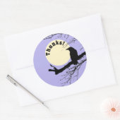 Sticker Rond Moon Raven sur une branche avec arrière - plan vio (Enveloppe)