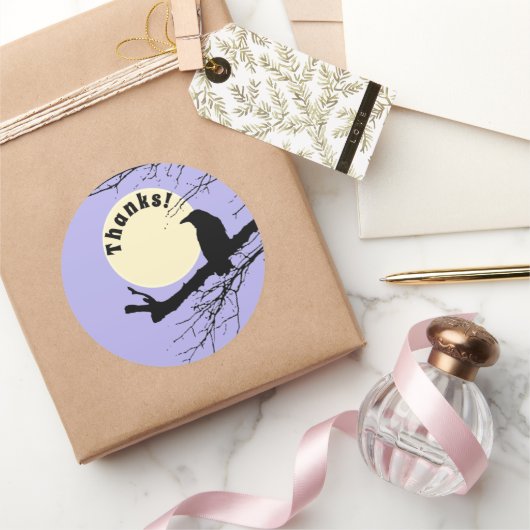 Sticker Rond Moon Raven sur une branche avec arrière - plan vio (Cadeaux)