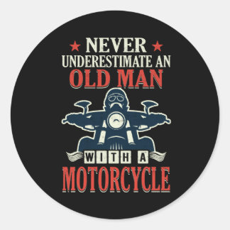 Sticker Rond Motocycliste Ne Sous-Estime Jamais Un Vieux Homme