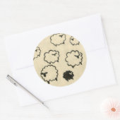 Sticker Rond Mouton blanc et noir sur Arrière - plan crème (Enveloppe)