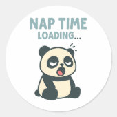 Sticker Rond Nap Time Loading: Adorable Sleepy Yawning Panda (Devant)