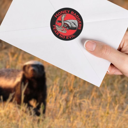 Sticker Rond Ne craignez aucun mal Badass Honey Badger Red Anim