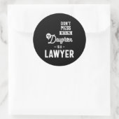 Sticker Rond Ne me manque pas Ma fille est avocate (Sac)