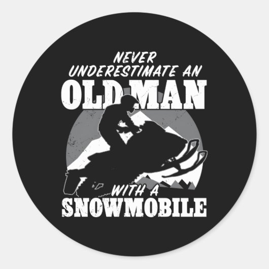 Sticker Rond Ne Sous-Estimez Jamais Un Ancien Avec Motoneige (Devant)