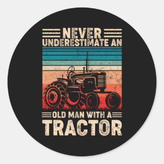 Sticker Rond Ne Sous-Estimez Jamais Un Ancien Avec Une Ferme De