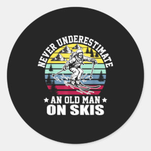 Sticker Rond Ne sous-estimez jamais un vieil homme qui aime le
