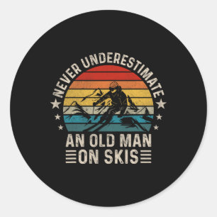 Sticker Rond Ne sous-estimez jamais un vieil homme sur des skis