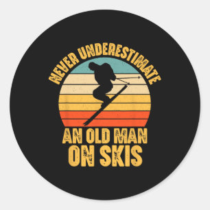 Sticker Rond Ne sous-estimez jamais un vieil homme sur des skis