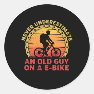 Sticker Rond Ne Sous-Estimez Jamais Un Vieux Gars Sur Un E-Bike
