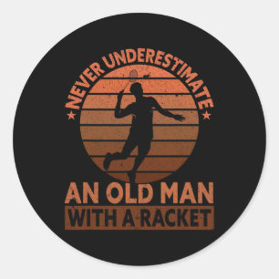 Sticker Rond Ne Sous-Estimez Jamais Un Vieux Homme Avec Un Raqu