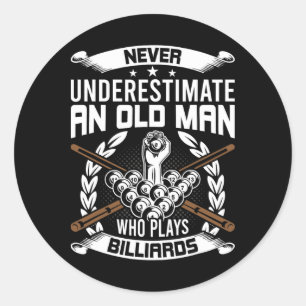 Sticker Rond Ne Sous-Estimez Jamais Un Vieux Homme Qui Joue Au