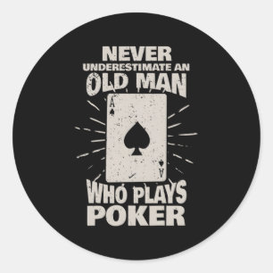 Sticker Rond Ne Sous-Estimez Jamais Un Vieux Qui Joue Au Poker
