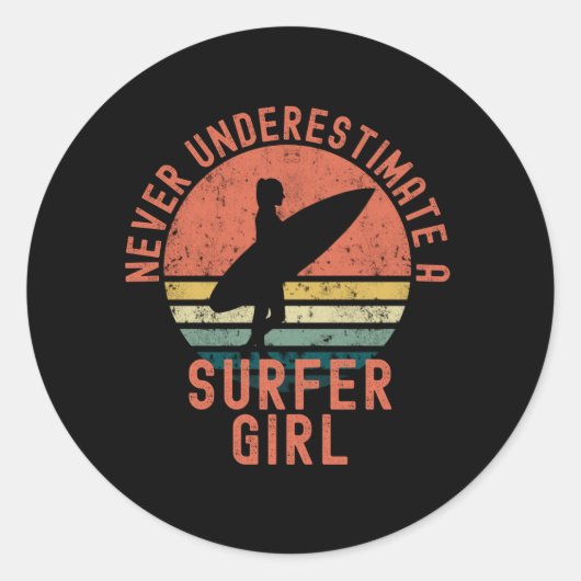 Sticker Rond Ne Sous-Estimez Jamais Une Fille Surfeuse (Devant)