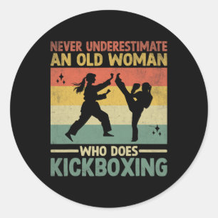 Sticker Rond Ne sous-estimez jamais une vieille femme qui fait