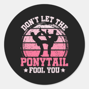 Sticker Rond Ne vous laissez pas tromper par la queue de cheval