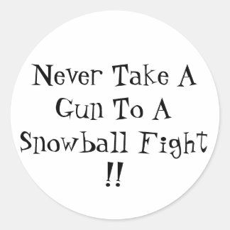 Sticker Rond N'Emmenez Jamais De Pistolet À Un Combat De Snowba